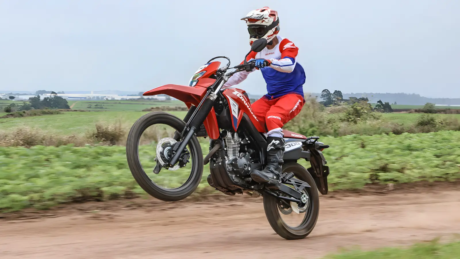 Rodas em preto fosco e suspens&atilde;o dianteira da Honda Tornado Special Edition 2026