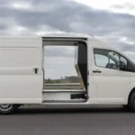 Toyota Hiace Furgão 2026 branca vista lateral com portas abertas
