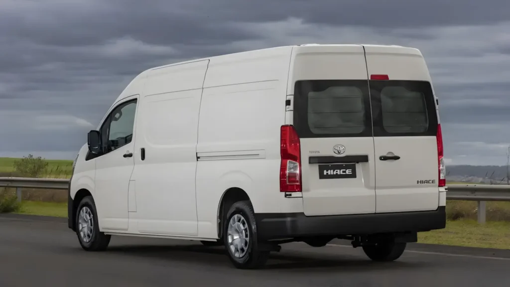 toyota-hiace-furgao-2026-lateral