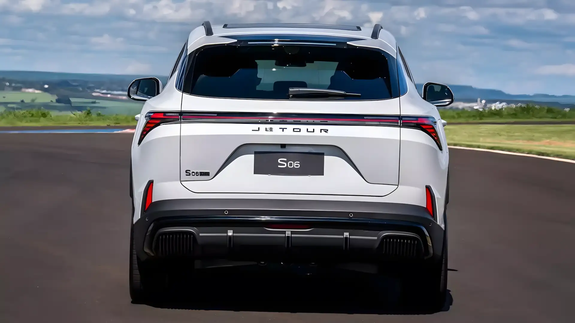Traseira do Jetour S06 mostrando lanternas em LED interligadas