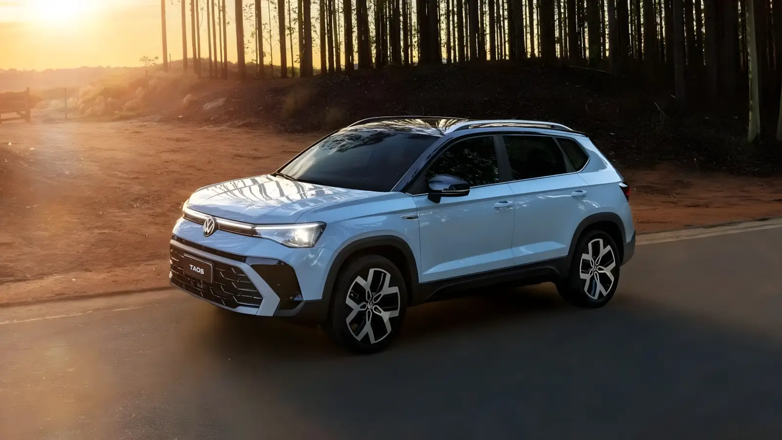 Volkswagen Taos Highline 2026 prata vista frontal e lateral