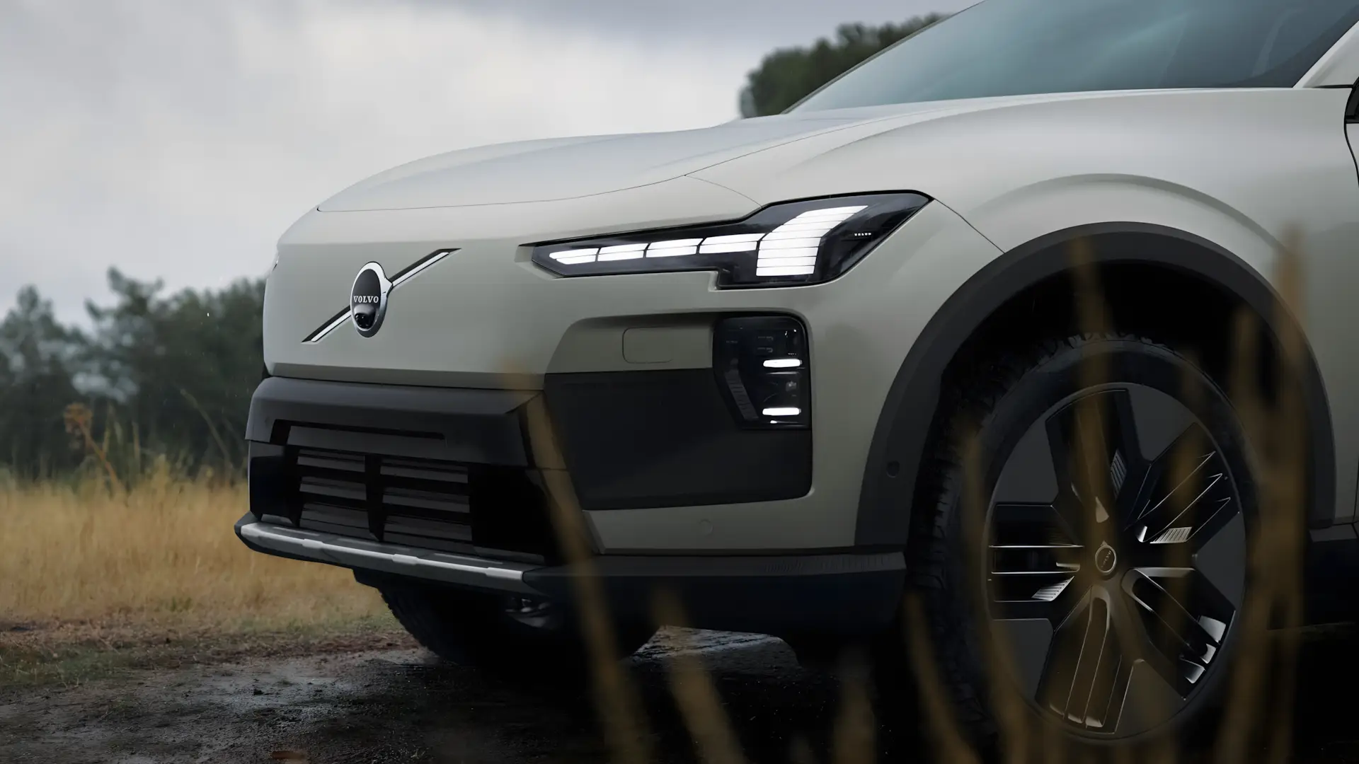 Vista frontal do Volvo EX60 2026 com far&oacute;is LED Martelo de Thor e grade fechada caracter&iacute;stica de el&eacute;tricos