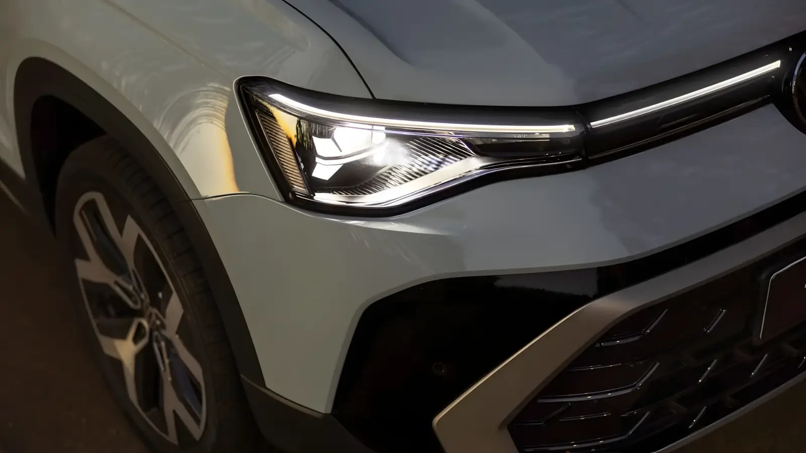 Grade frontal iluminada por LED do novo Volkswagen Taos 2026