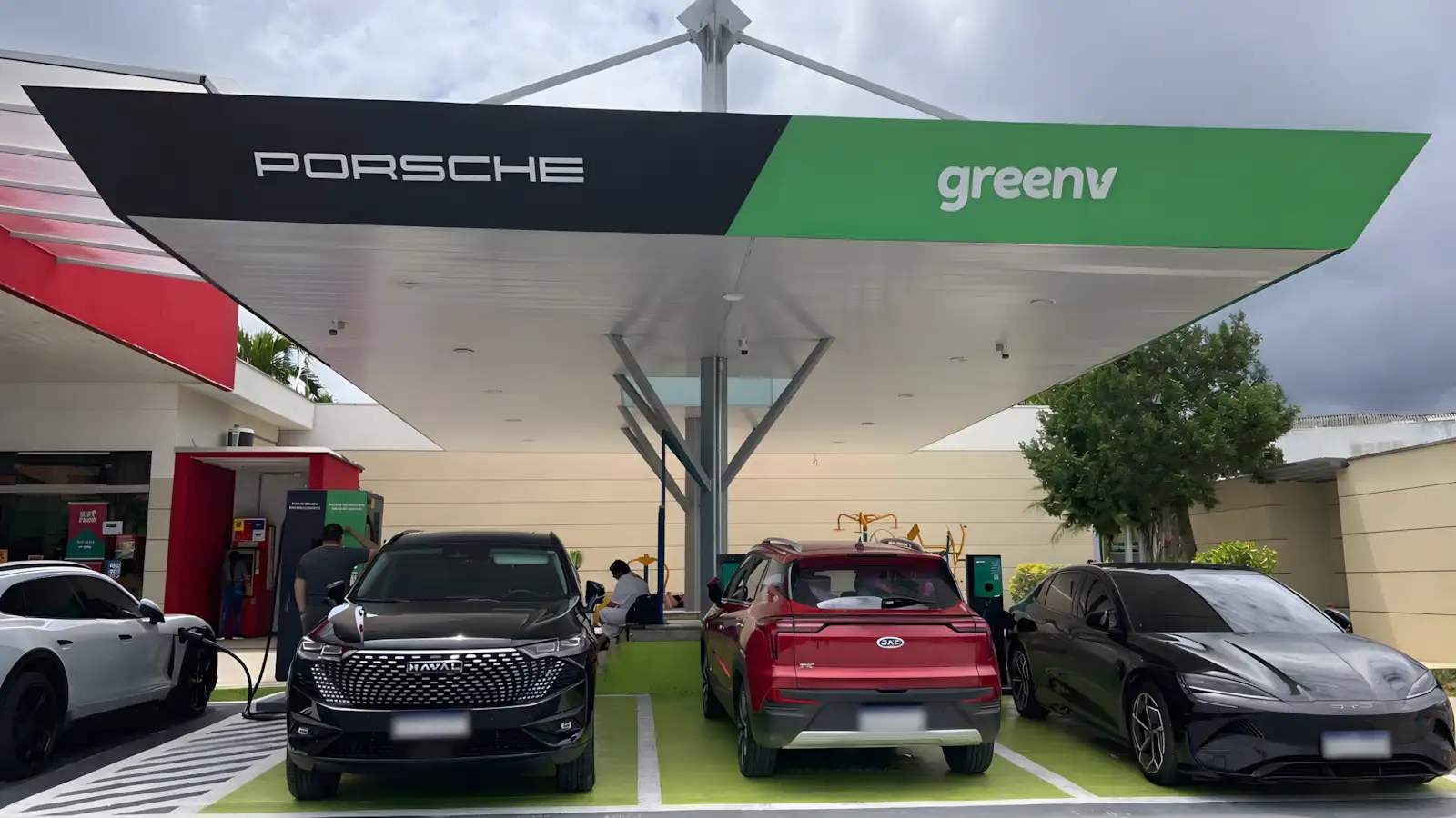 Porsche e GreenV inauguram novo hub de recarga rápida no eixo Curitiba-São Paulo
