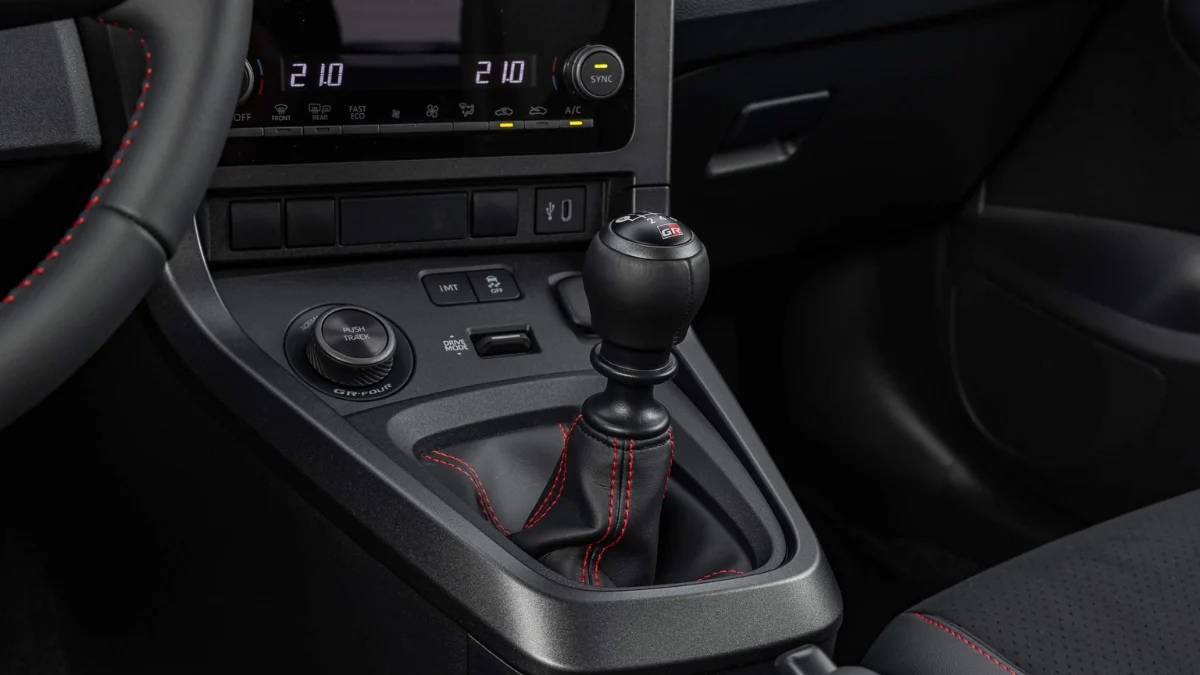Console central do Toyota GR Yaris destacando a alavanca de câmbio automático GR-DAT