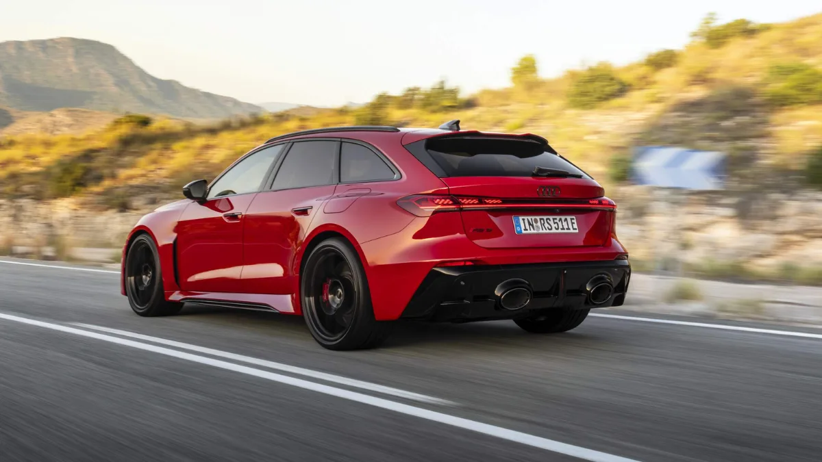 Traseira da Audi RS5 Avant 2026 com difusor esportivo