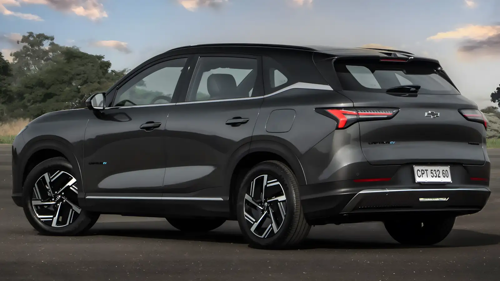 Chevrolet Captiva EV 2026 de perfil com rodas de liga leve 18 polegadas