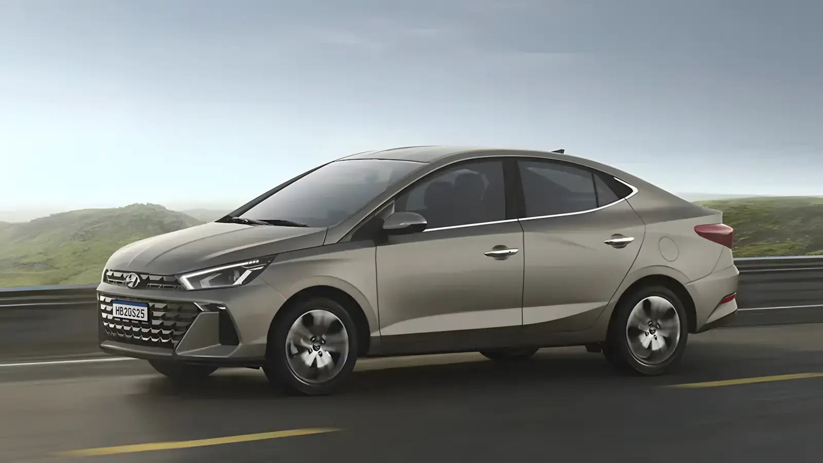 Novo Hyundai HB20S Platinum 2027 na cor Cinza Shadow estacionado na rua com luzes diurnas acesas
