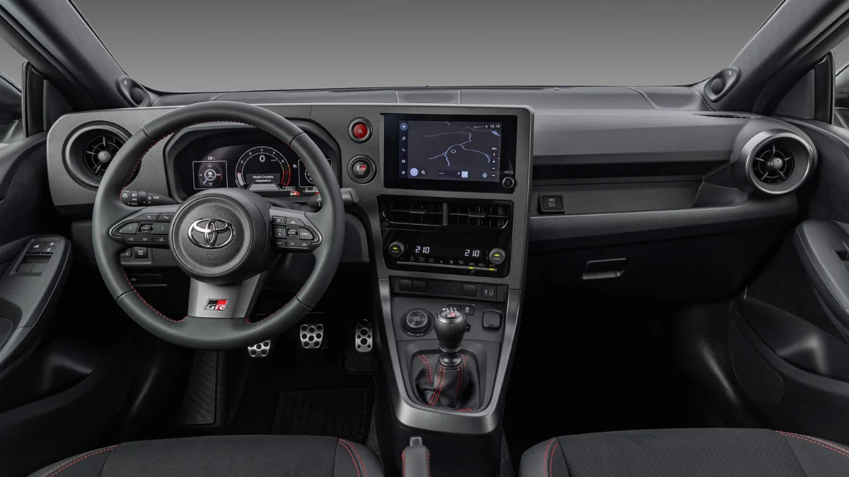 Interior sombrio do Toyota GR Yaris com painel digital focado no motorista