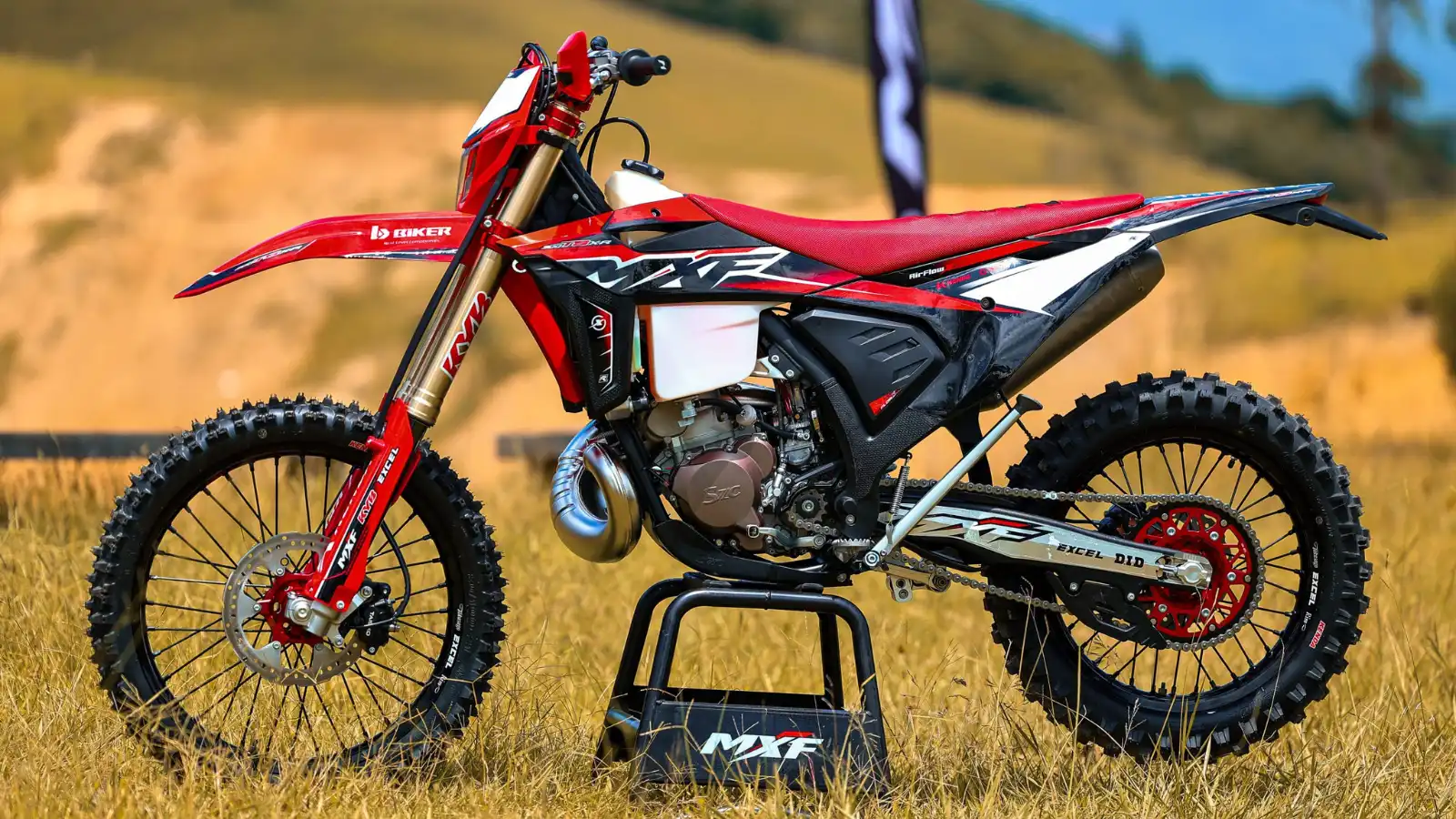 MXF 300 TSX-R tem escape em titânio e suspensão Kayaba premium por quase metade do preço de uma KTM