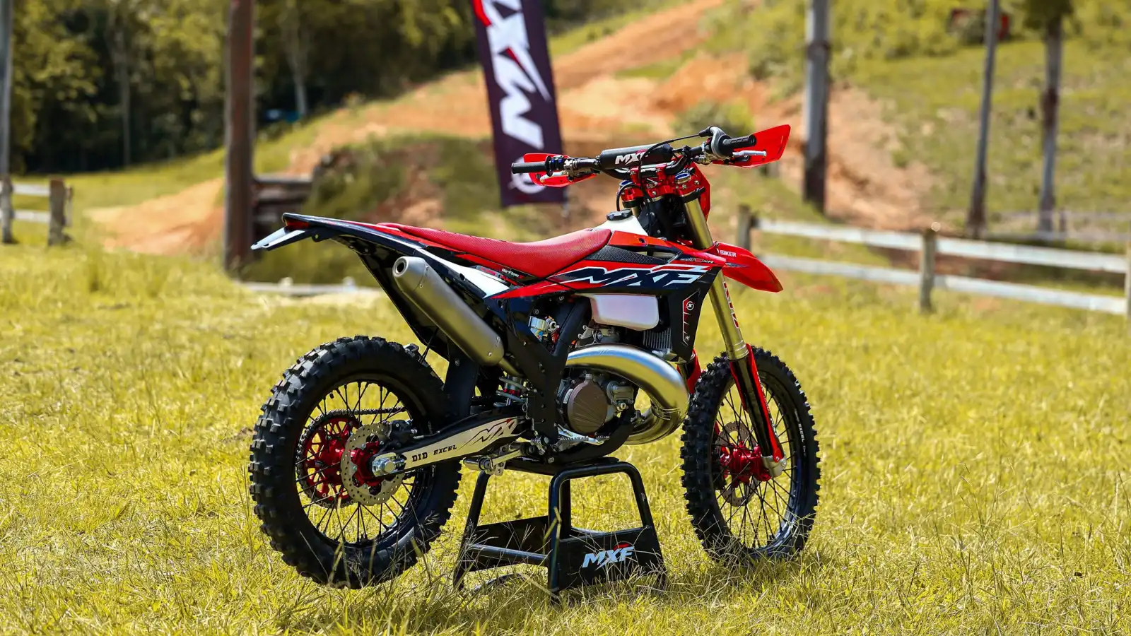 MXF 300 TSX-R 2026 vista lateral com escape em titânio e suspensão Kayaba