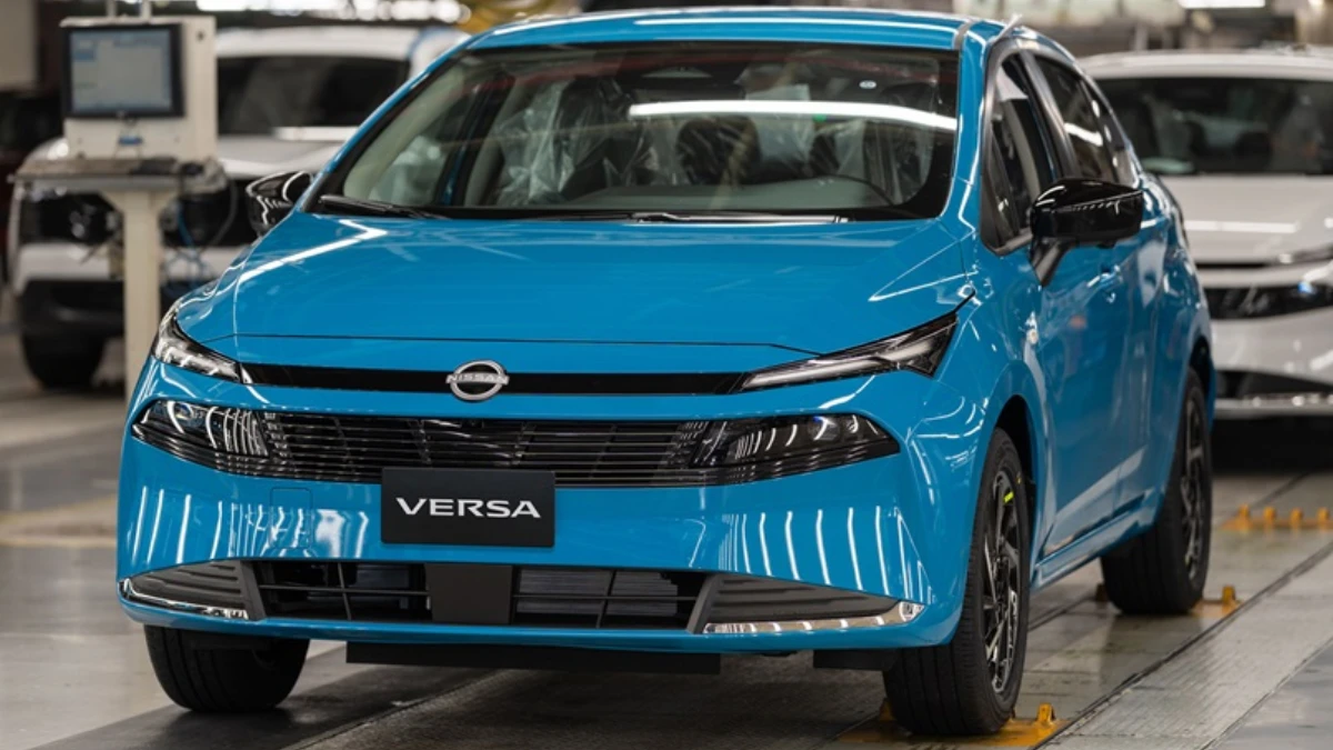 Linha de produção do Nissan Versa 2027 na planta da Nissan em Aguascalientes, no México
