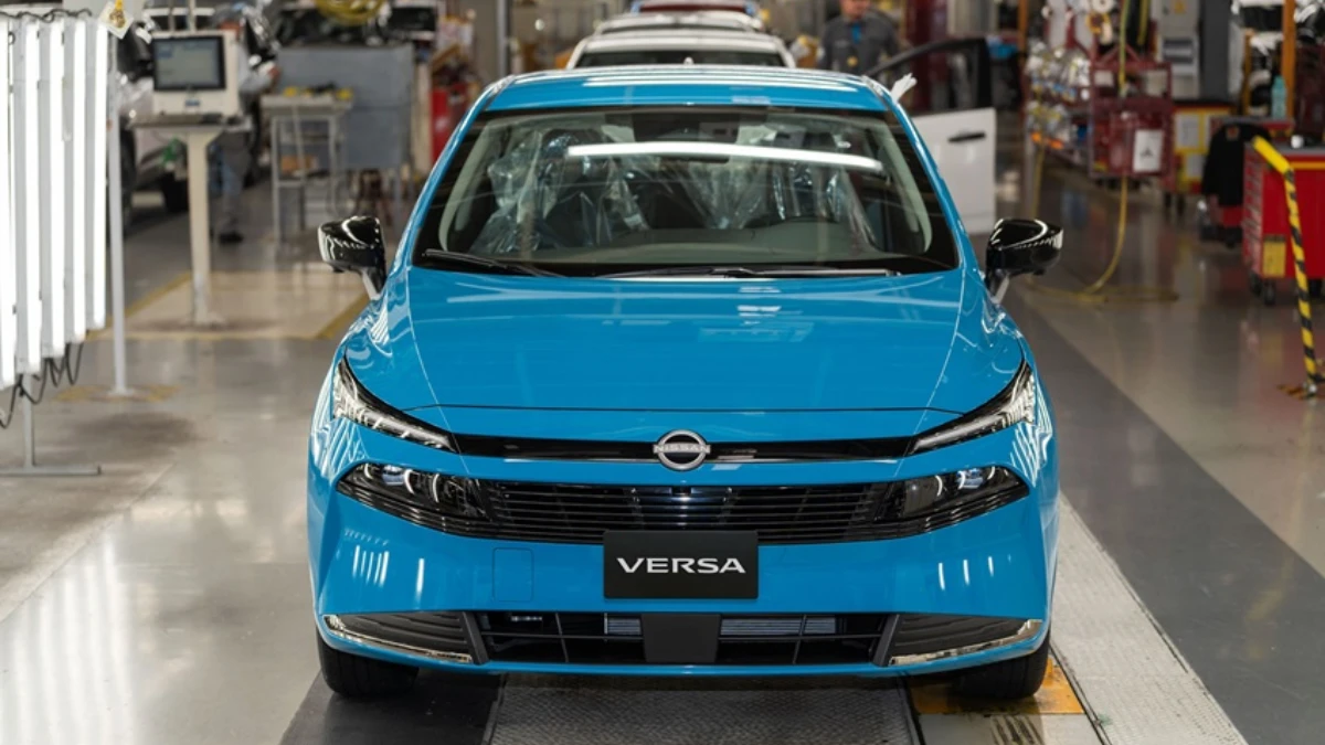 Novo Nissan Versa 2027 com design dianteiro renovado e aplique preto interligando as luzes