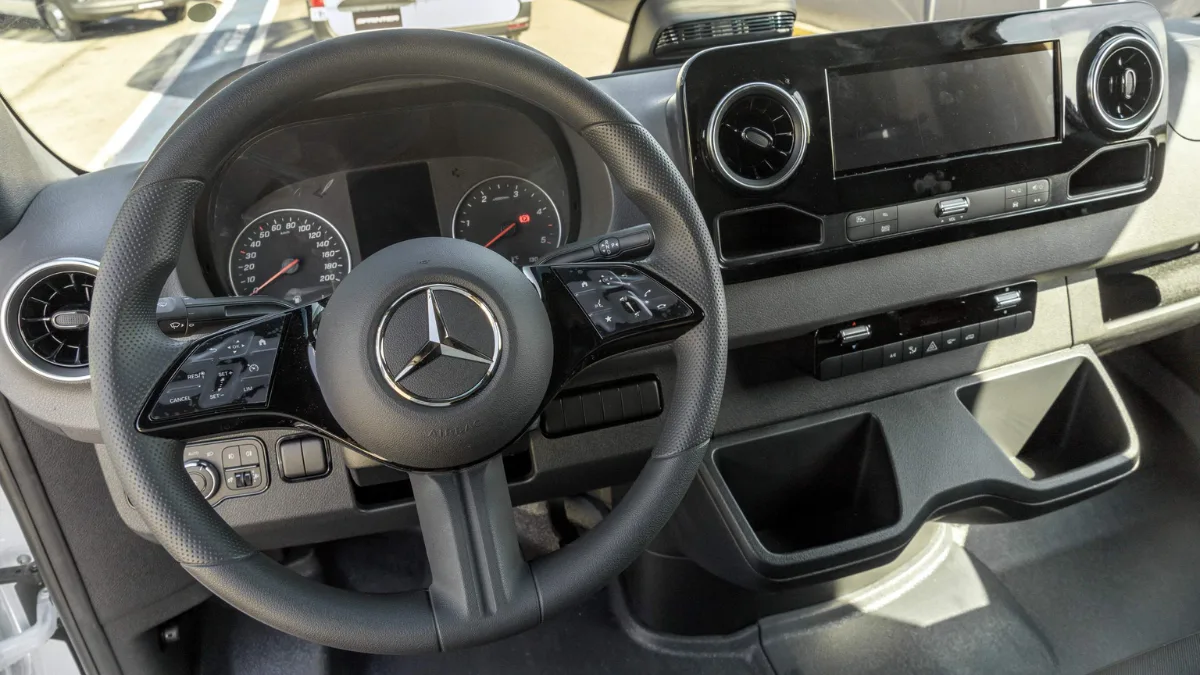 Interior e painel da Mercedes Sprinter 2026 com câmbio automático no Brasil