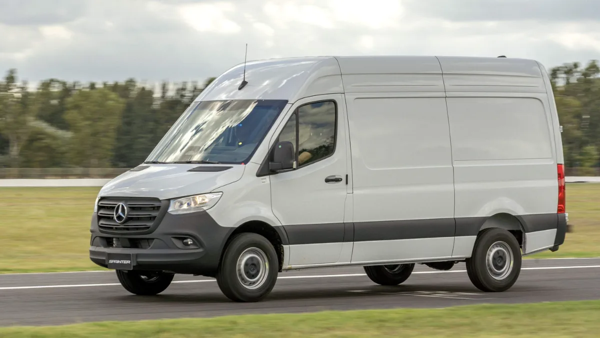 Mercedes-Benz Sprinter 2026 com câmbio automático 9G-TRONIC vista frontal