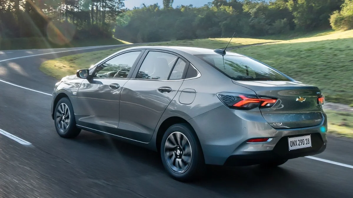 Chevrolet Onix Plus 2026 prata em vista lateral, modelo envolvido em recall por falha nos airbags