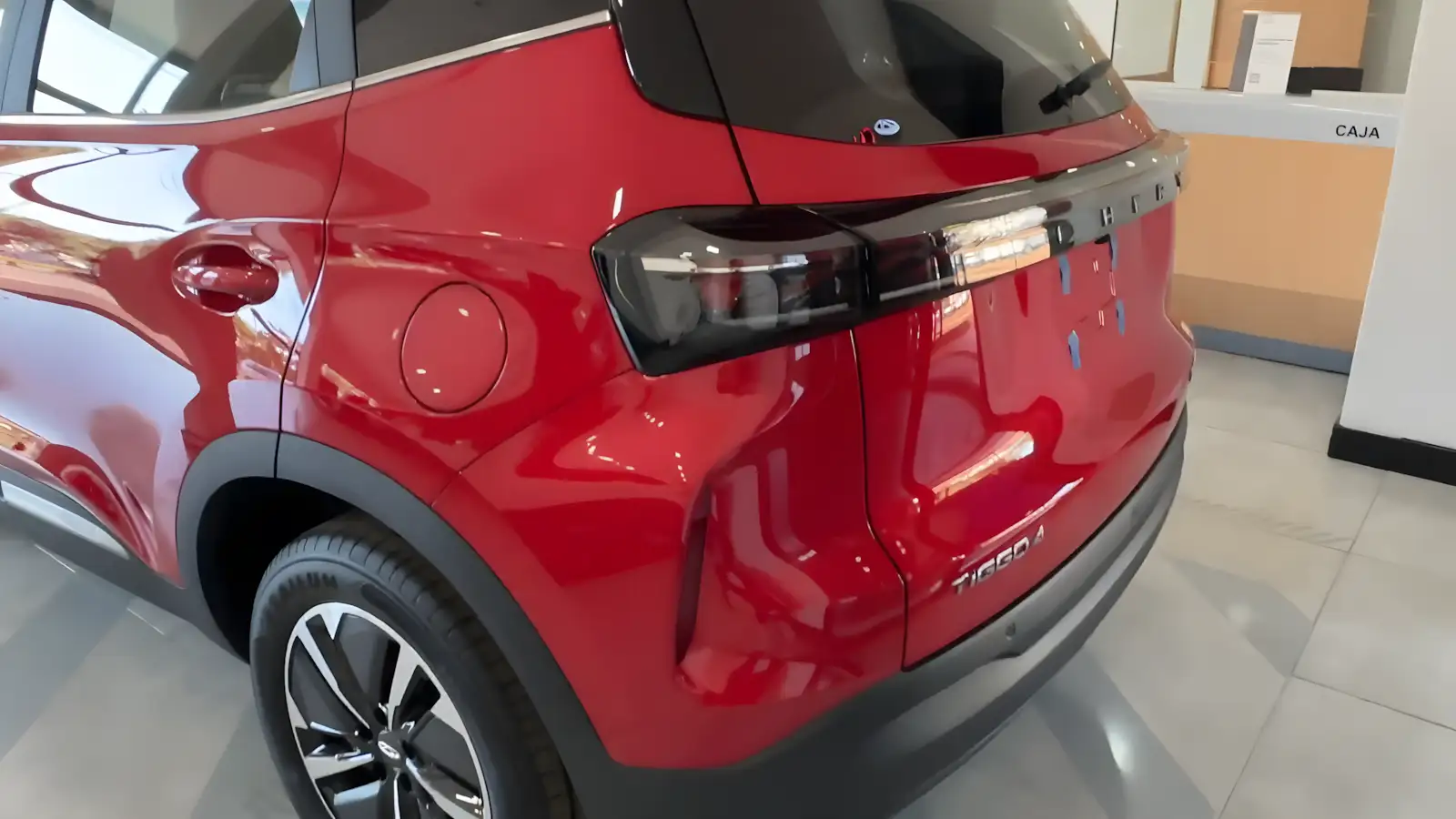Traseira do Chery Tiggo 5X HEV 2027 com lanternas full LED interligadas de ponta a ponta