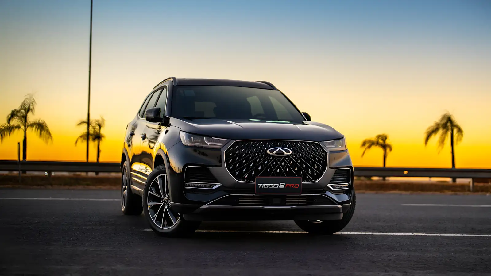 Frente do novo Tiggo 8 Pro 2027 com grade Diamond e faróis full LED