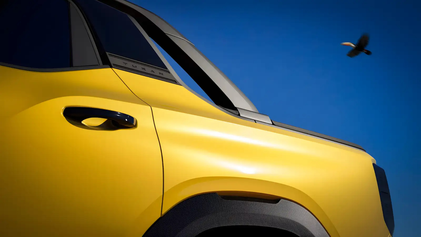 Teaser lateral da nova picape VW Tukan na cor Amarelo Canário confirmada para 2027