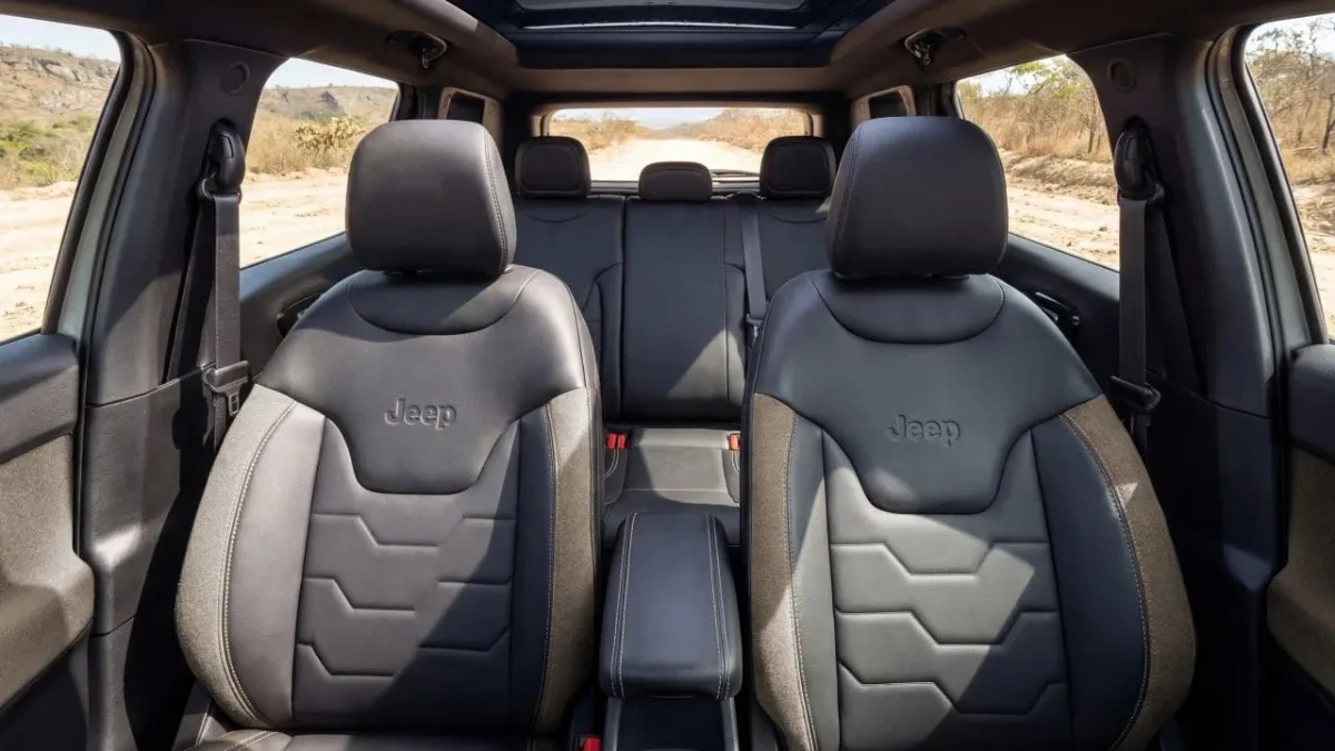 Interior Jeep Renegade Sahara 2027