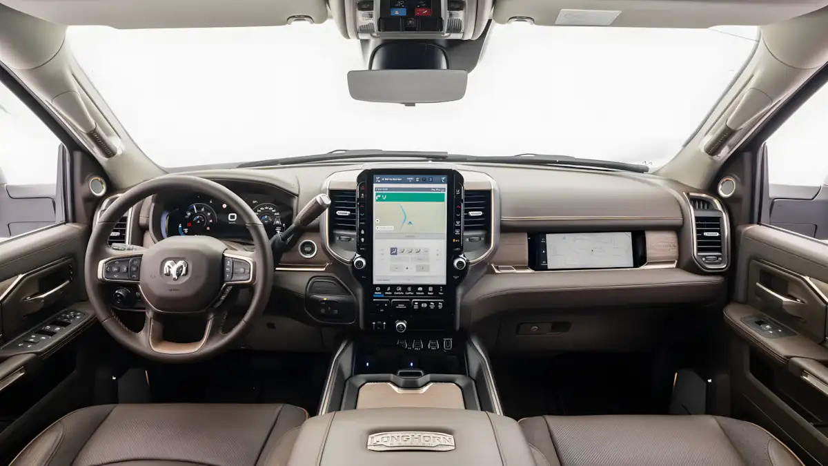 Interior da Ram 3500 Limited Longhorn 2026 com retrovisor digital 3.0 e acabamento em madeira