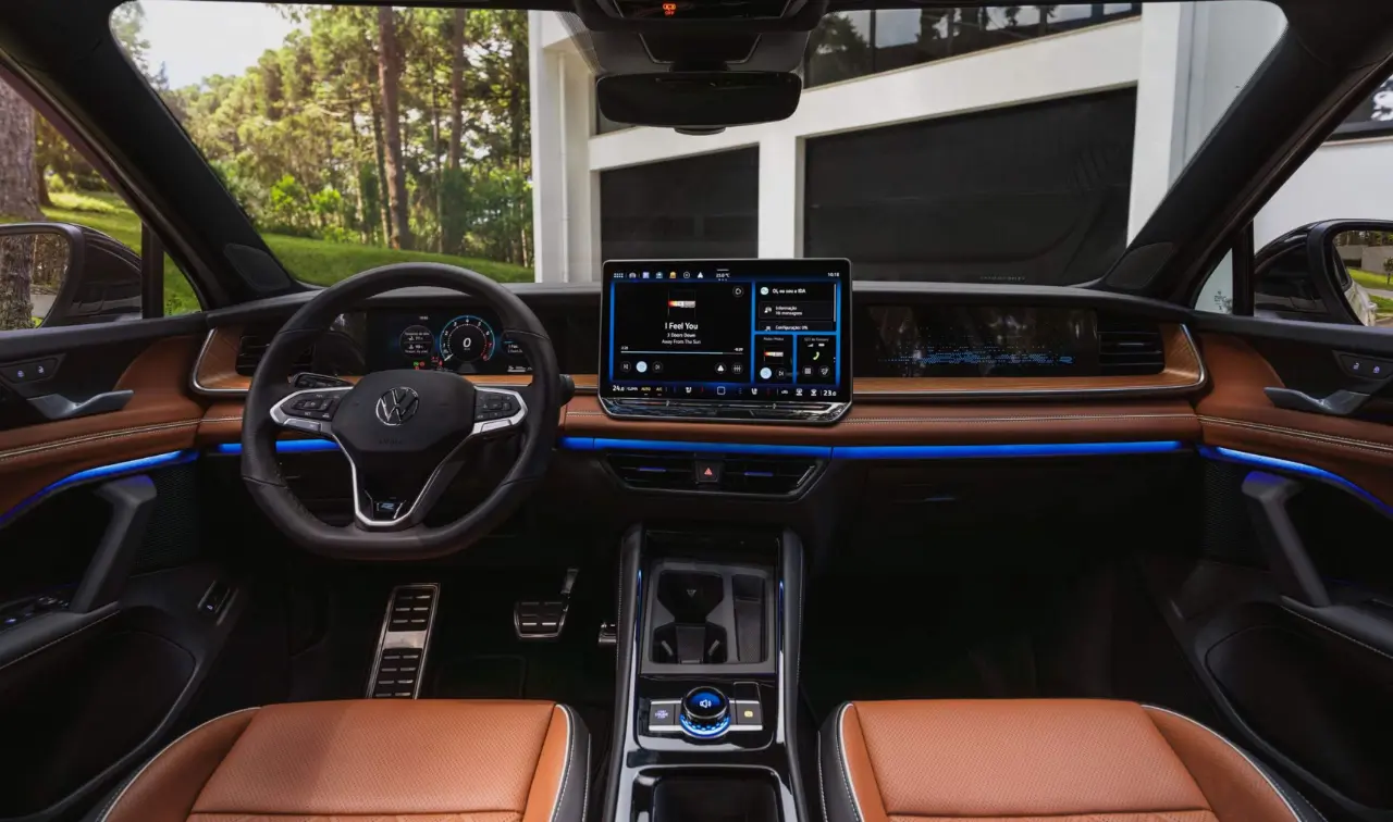 Interior digital Tiguan 2027 com painel de 10,25 polegadas e central multimídia de 15 polegadas