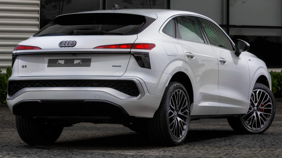 Traseira do Audi Q3 Sportback 2026 com lanternas interligadas e anéis iluminados