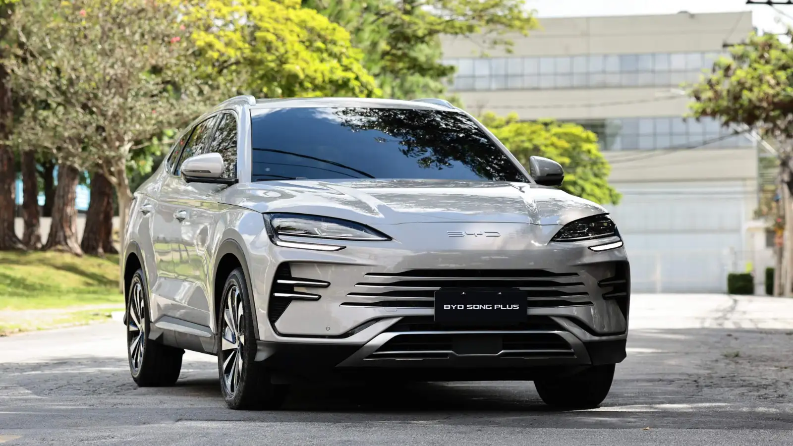 BYD Song Plus 2027 de frente em cor cinza com novo visual