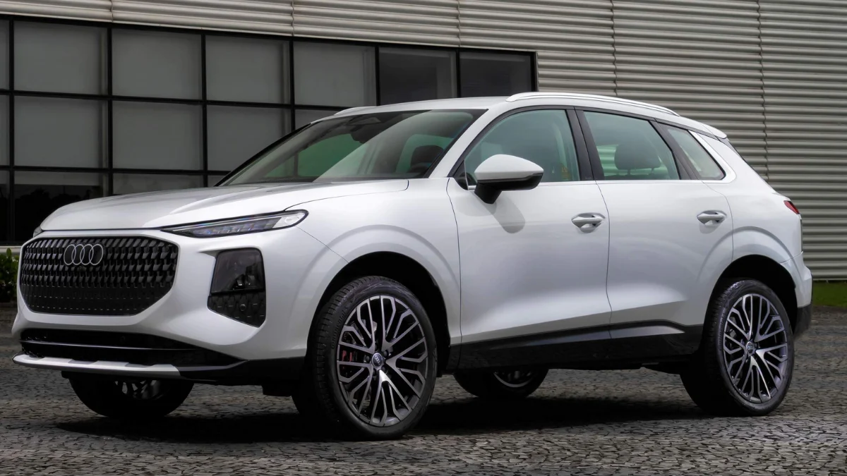 Frente do novo Audi Q3 2026 fabricado no Brasil exibindo nova grade singleframe e faróis estreitos