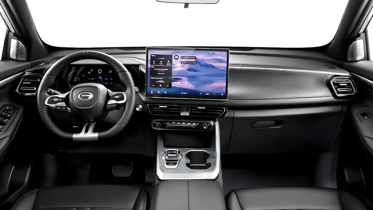 Interior do GAC GS3 2027 com painel digital e multimídia de 10,25 polegadas