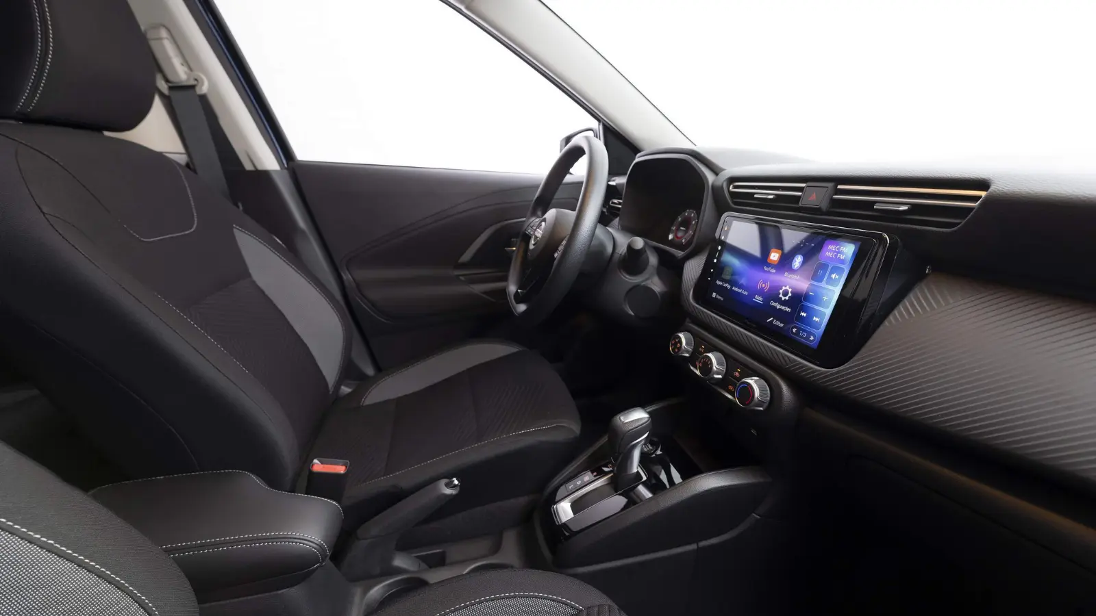 Interior do Kait Advance 2026 com painel digital de 7 polegadas