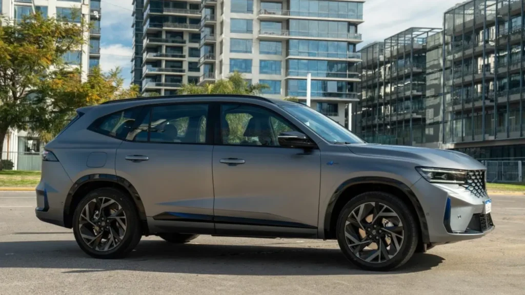 Koleos híbrido chega em abril no Brasil