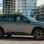 Koleos híbrido chega em abril no Brasil