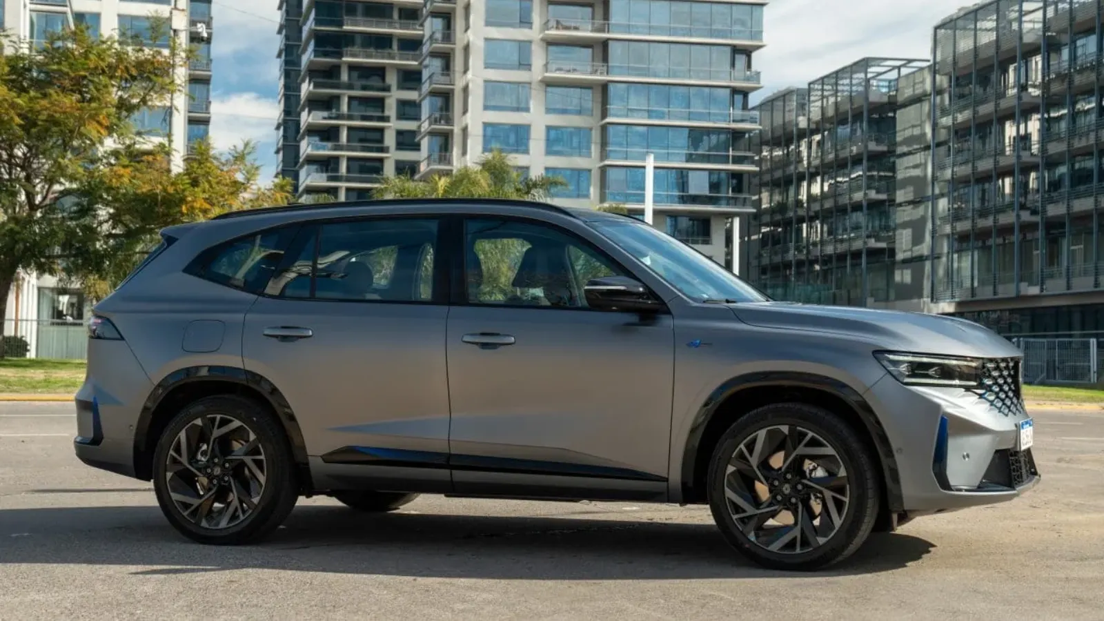 Koleos híbrido chega em abril no Brasil