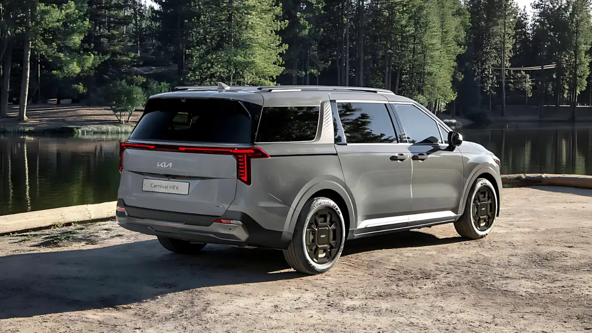 Minivan híbrida Kia Carnival 2027 tem 245 cv, faz 11,9 km/l na cidade, mas perdeu 27 cv no caminho