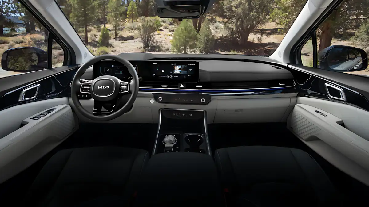 Minivan híbrida Kia Carnival 2027 tem 245 cv, faz 11,9 km/l na cidade, mas perdeu 27 cv no caminho