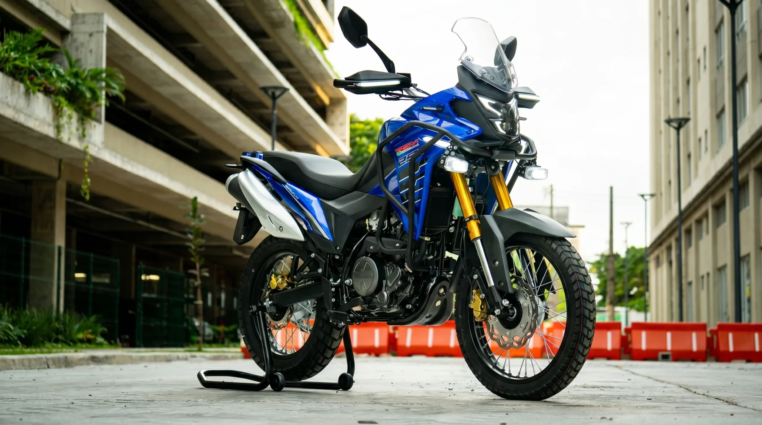 Shineray lança a SBM 250T com 30,8 cv, suspensão USD e ABS por um preço que incomoda as marcas japonesas