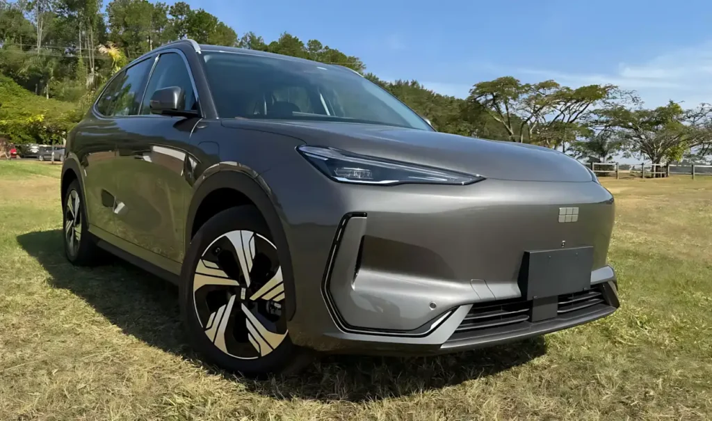 Geely EX5 Max 2026 elétrico de 218 cv e 350 km de autonomia incomoda BYD e Haval no segmento elétrico