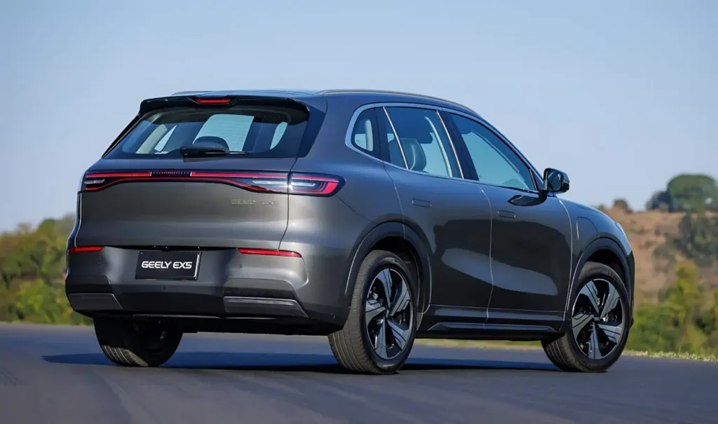 Geely EX5 Max 2026 elétrico de 218 cv e 350 km de autonomia incomoda BYD e Haval no segmento elétrico