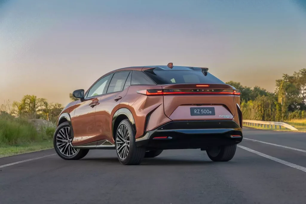 Lexus RZ 500e 2026 estreia por R$ 499.990 com 381 cv e foco em exclusividade