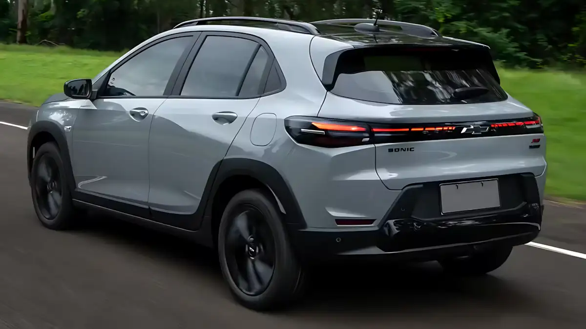 Perto do lançamento Chevrolet Sonic tem interior revelado com tela de 11" e tecnologia de Tracker para bater o Avenger
