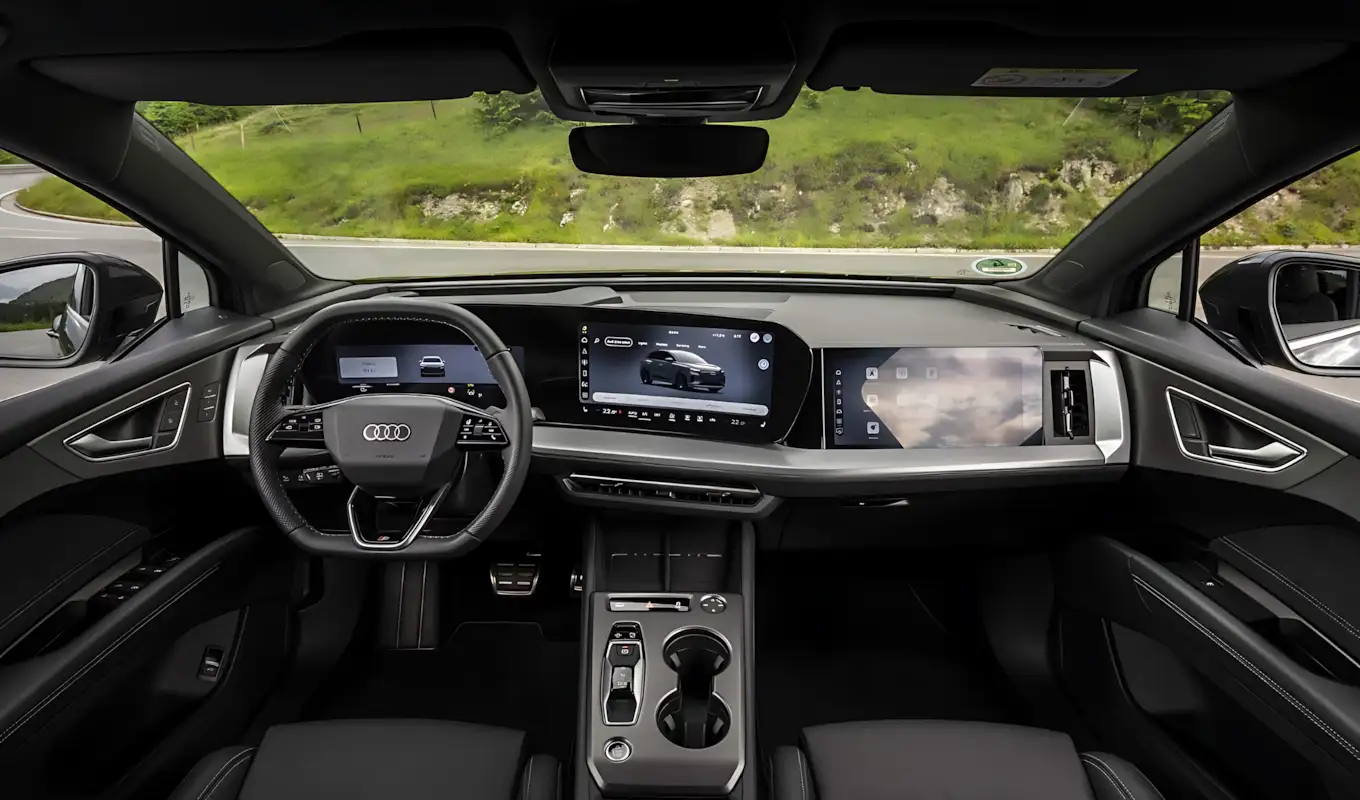 Interior do Audi Q4 e-tron 2027 com painel digital de 11,9 polegadas e tela central MMI de 12,8 polegadas