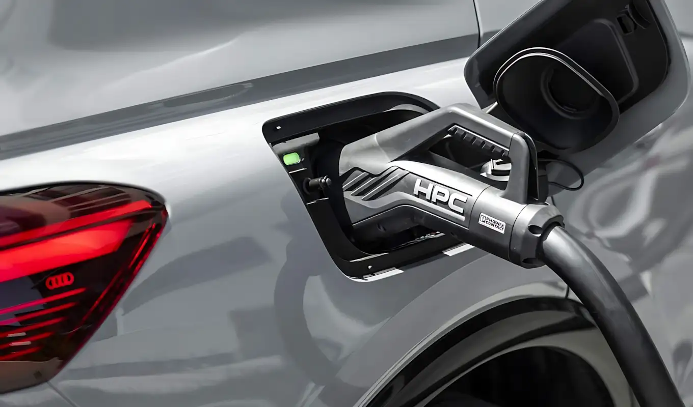 Sistema V2L do Audi Q4 e-tron 2027 com tomada de 230V no porta-malas
