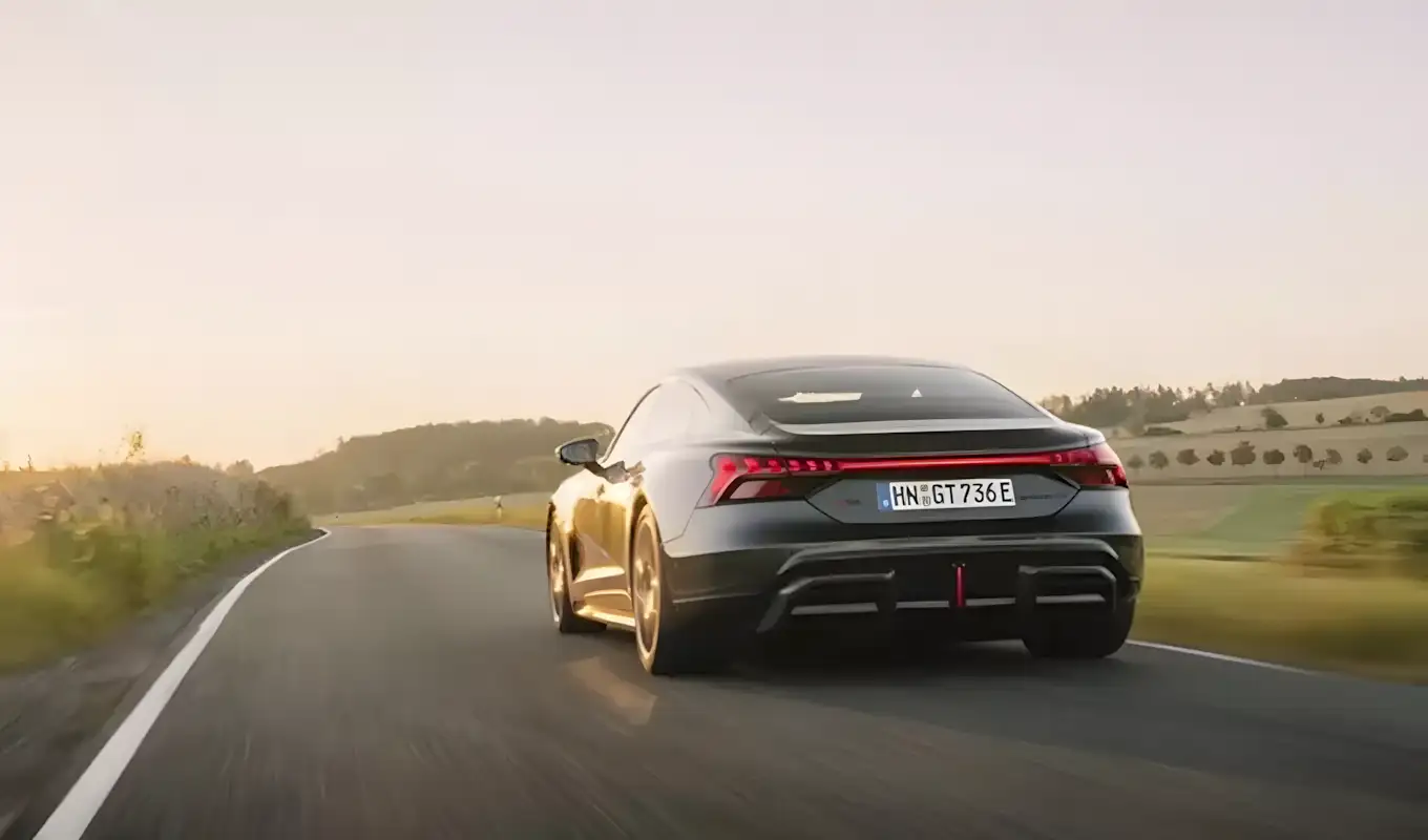 Audi RS e-tron GT Performance chega ao Brasil com 925 cv, bateria maior e aceleração de superesportivo elétrico.