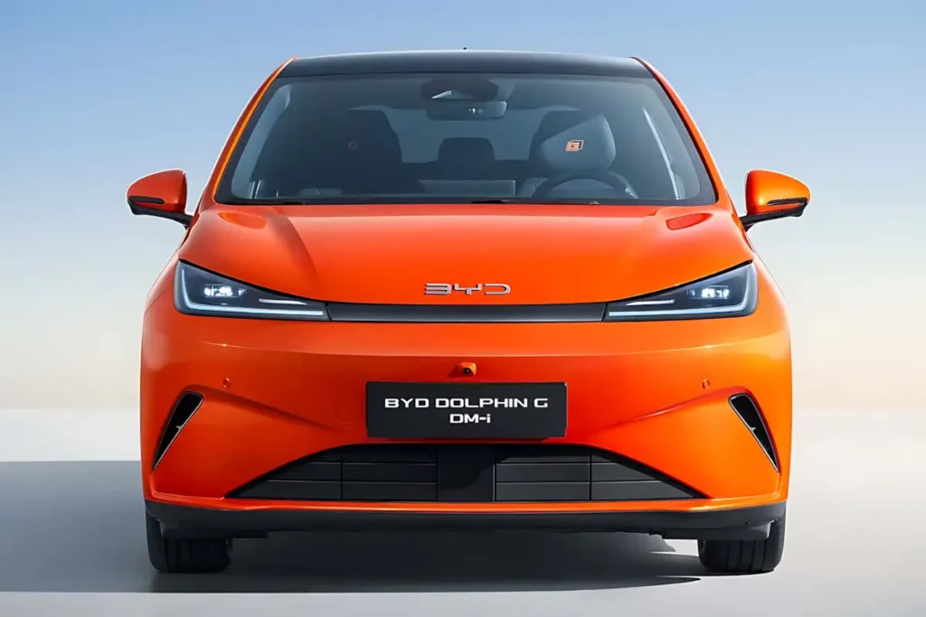 BYD Dolphin G híbrido plug-in visto de frente em lançamento europeu 2026