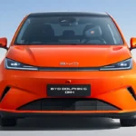 BYD Dolphin G híbrido plug-in visto de frente em lançamento europeu 2026