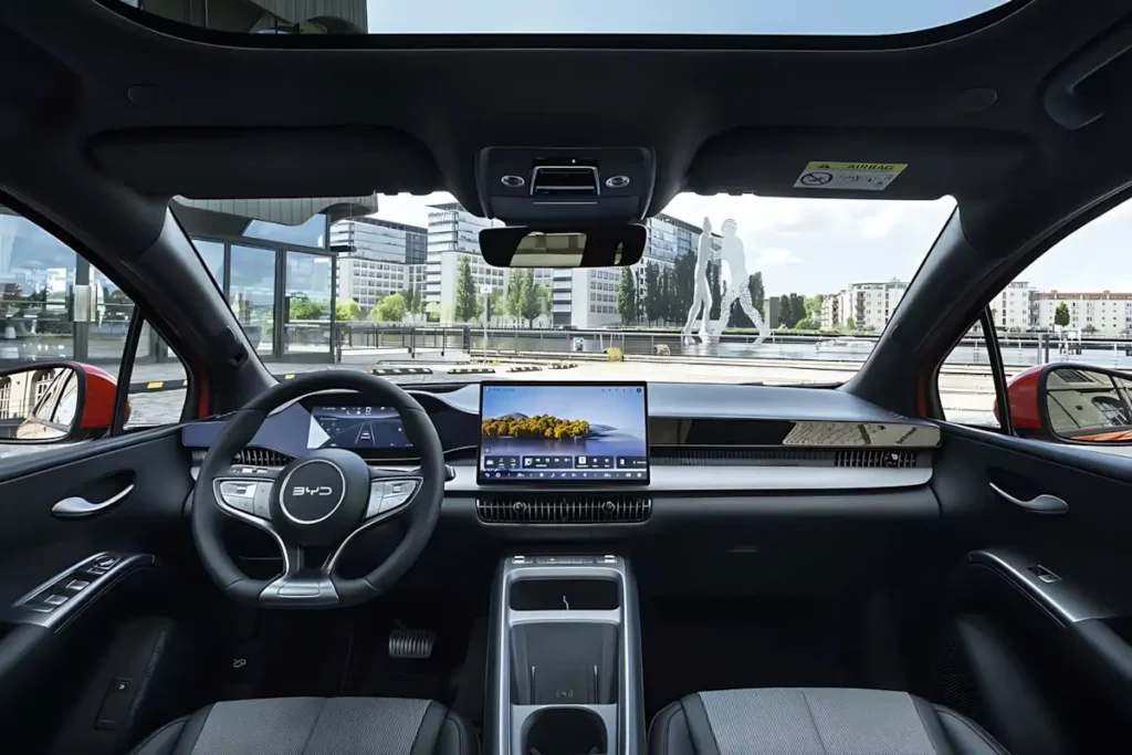 interior do BYD Dolphin G DM-i híbrido com telas de 8,8 e 12,8 polegadas
