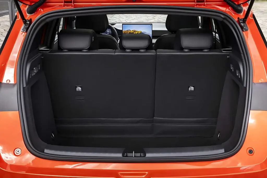 porta-malas do BYD Dolphin G híbrido com capacidade de 425 litros aberto