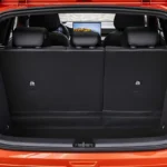 porta-malas do BYD Dolphin G híbrido com capacidade de 425 litros aberto