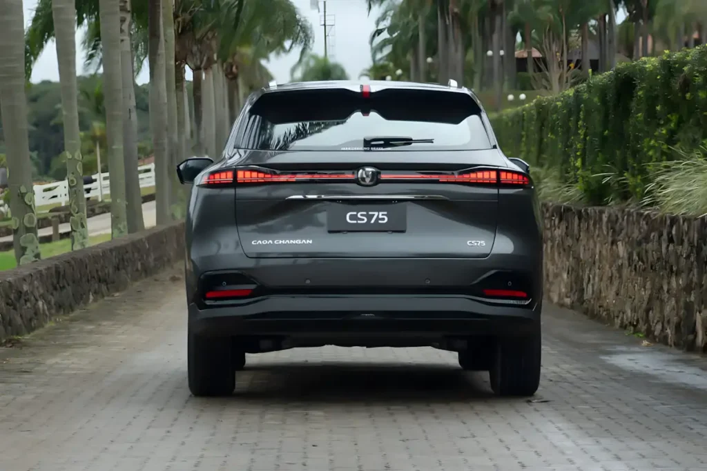 Traseira do CAOA Changan CS75 com lanternas interligadas em LED